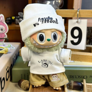 L’s white outfit (hat + t-shirt + khaki pants)